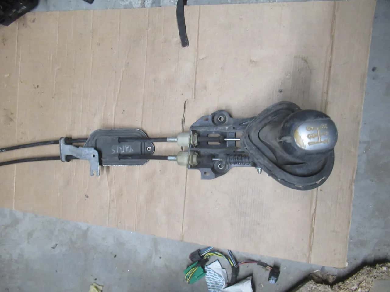 Gdzie jest schowany lewarek w Toyocie Yaris? Oto niespodzianka!