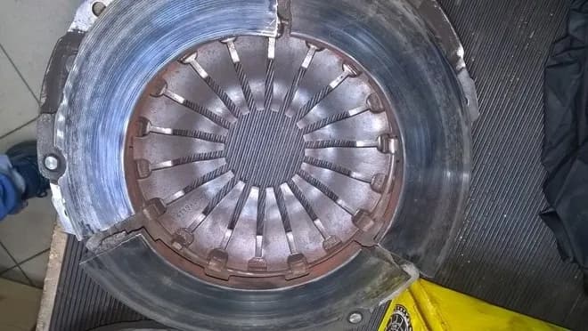 Pęknięty docisk sprzęgła objawy – nie ignoruj tych sygnałów awarii