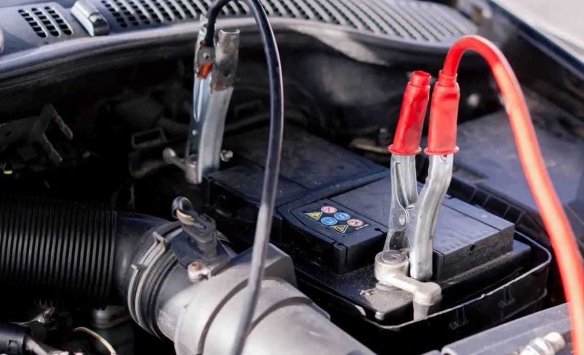 Jak podłączyć prostownik samochodowy i uniknąć błędów podczas ładowania