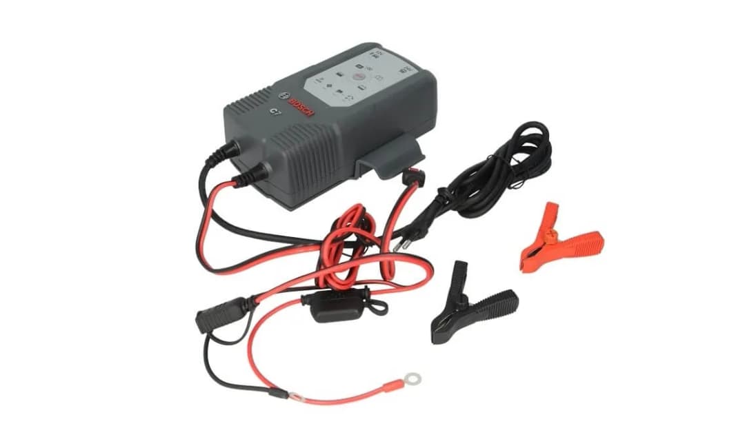 Prostownik czerwony to plus czy minus – uniknij niebezpieczeństwa przy podłączeniu