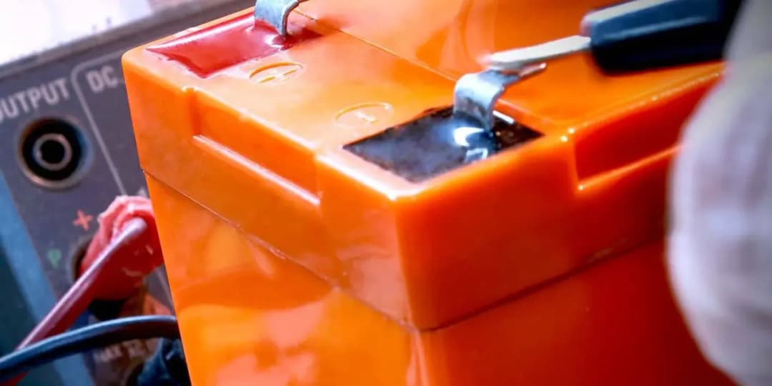 Jakim prostownikiem ładować akumulator żelowy, aby uniknąć uszkodzeń?